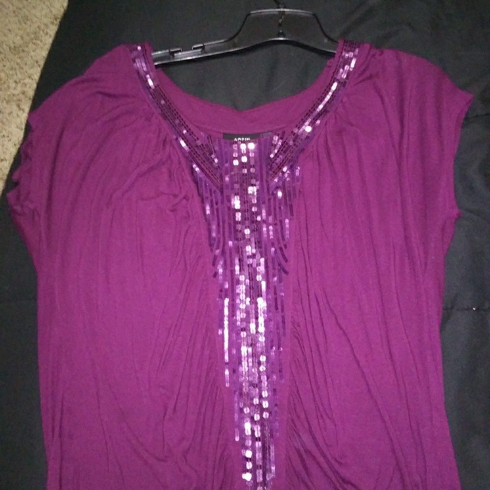Beautiful purple T-shirt in size L